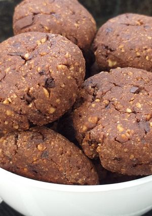 Una foto de Galletas de maní con chocolate (veganas y sin TACC)