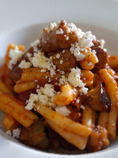 Una foto de Casarecce con salchichas, berenjenas y queso Feta