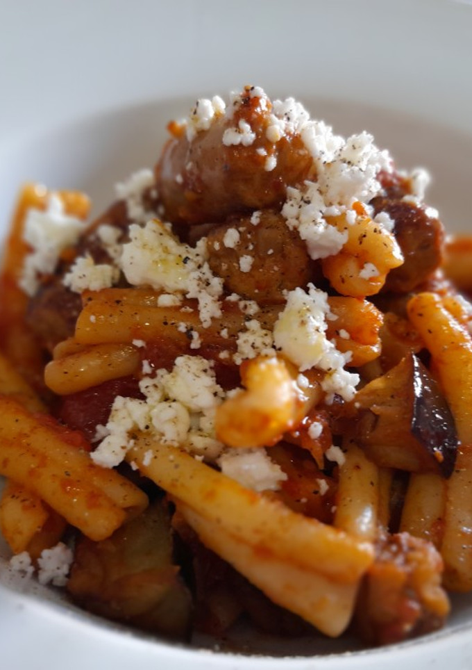Una foto de Casarecce con salchichas, berenjenas y queso Feta