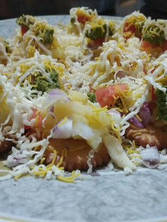 મોનેકો બિસ્કીટ પીઝા(Monaco Biscuit Pizza Recipe in Gujarati) રેસીપી મુખ્ય ફોટો