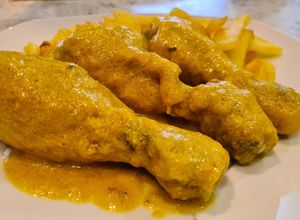Una foto de Jamoncitos de pollo en salsa de almendras