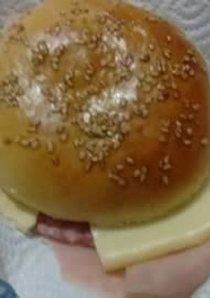 Una foto de Pan de hamburguesa 🍔😍