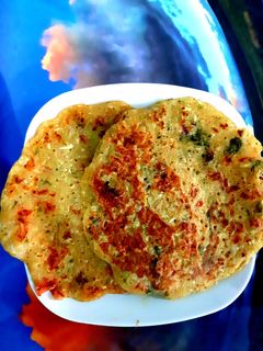 वेजिटेबल ओट्स उत्तपम (Vegetable oats uttapam recipe in Hindi) रेसिपी मुख्य फोटो