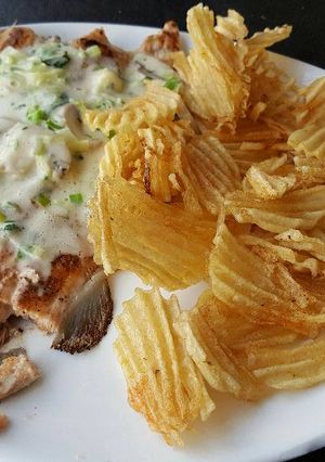 Una foto de Trucha a la crema de verdeo y champignones con papas rejilla