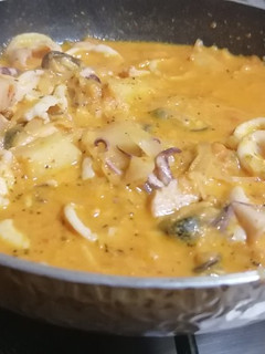Una foto de Calamares con chucrut en salsa de piquillos fácil