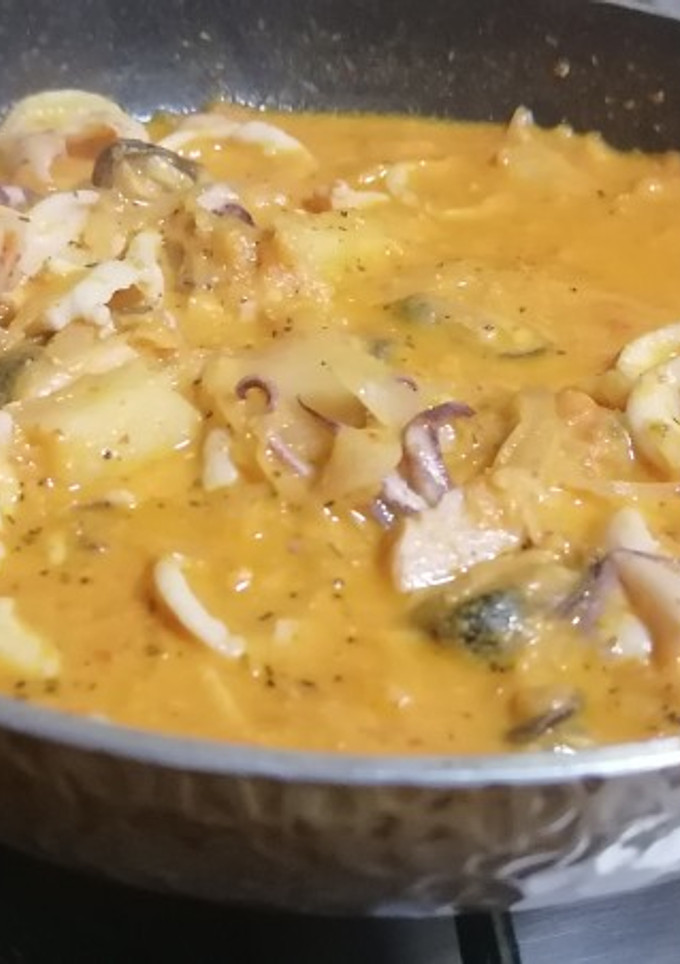 Una foto de Calamares con chucrut en salsa de piquillos fácil