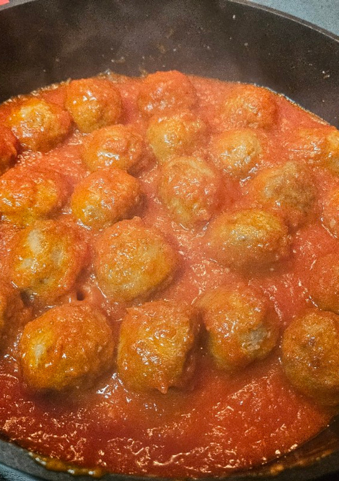 Una foto de Albóndigas con tomate 🍅 Exprés