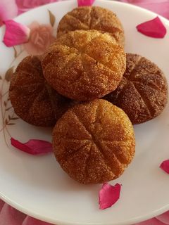গুড় দিয়ে নারকেলের পুর ভরা সুজির পিঠে (gur diye narkeler pur bhora sujir pithe recipe in Bengali) রেসিপির প্রধান ছবি