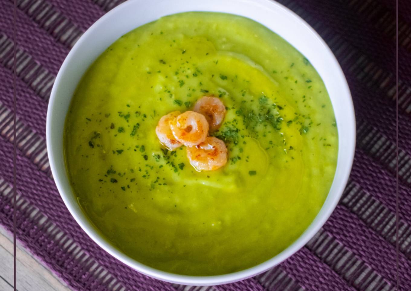 Cena saludable de crema de calabacín y guisantes con gambas