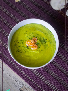 Una foto de Cena saludable de crema de calabacín y guisantes con gambas