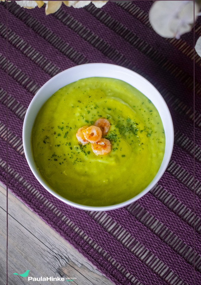 Una foto de Cena saludable de crema de calabacín y guisantes con gambas