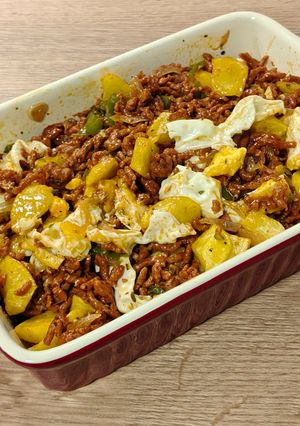 Una foto de Huevos rotos con carne picada "sabor chorizo"