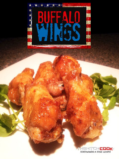 Una foto de Buffalo wings (Alitas de pollo picantes)