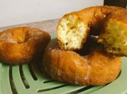 Una foto de donas con harina leudante al horno