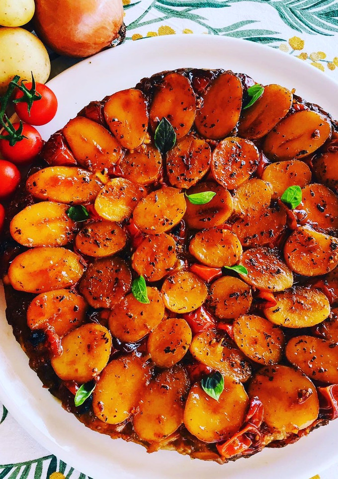 Una foto de Tatin Surprise (de patata baby) (Ottolenghi)