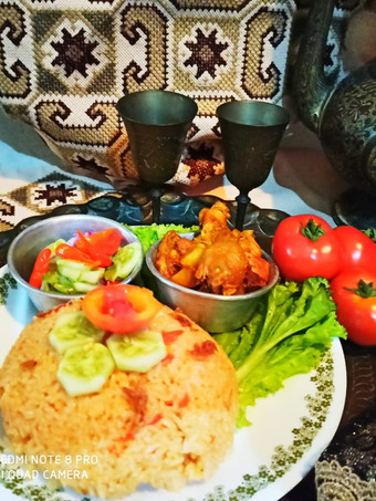 Cara Gampang Menyiapkan Timman Ahmar (Iraqi Tomato Rice) dengan Indian Chicken Curry, Lezat