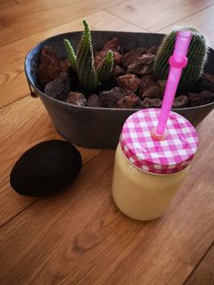 Una foto de Batido de leche y aguacate