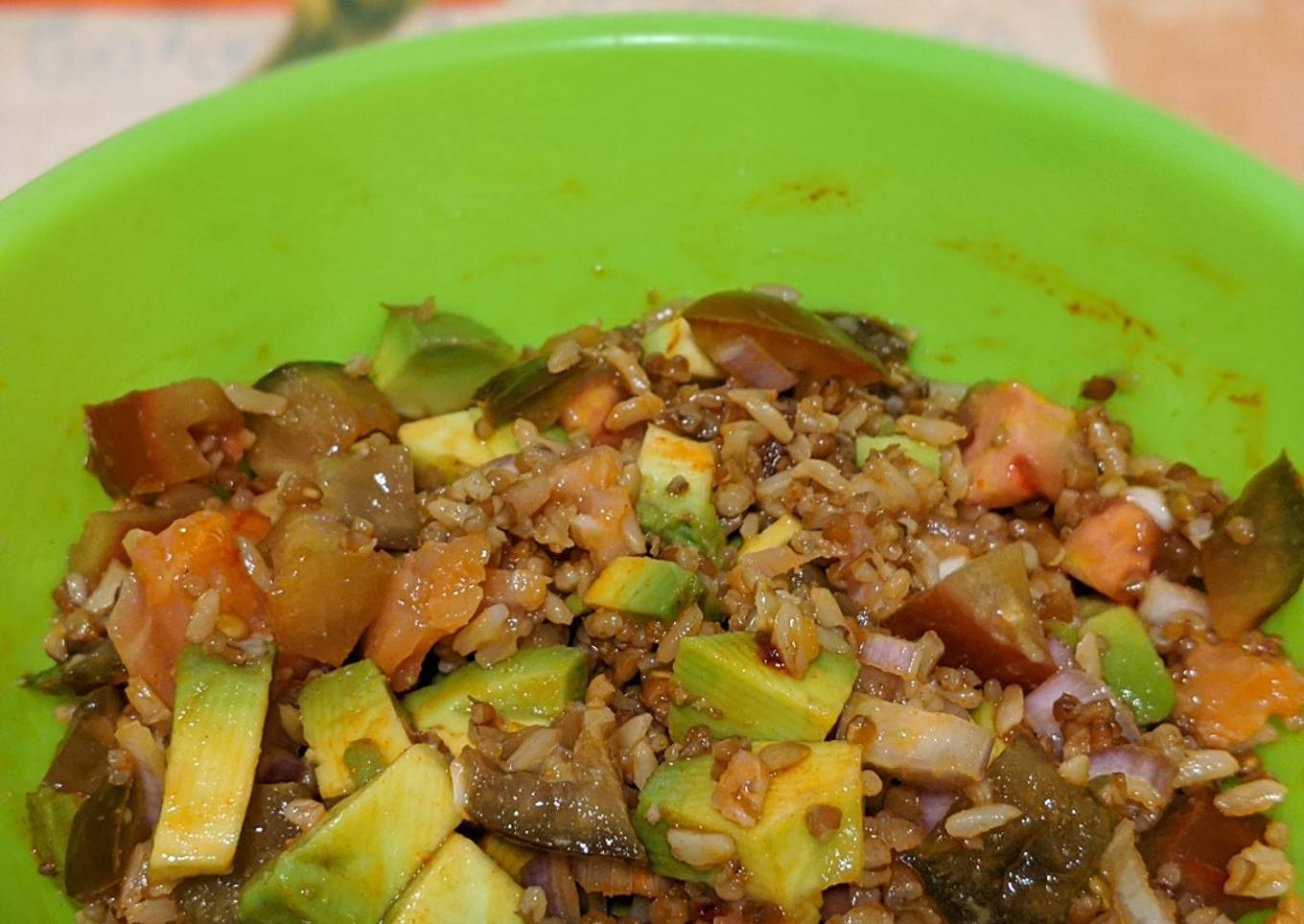 Ensalada de granos con salmón y aguacate