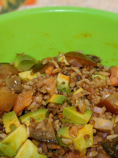 Una foto de Ensalada de granos con salmón y aguacate