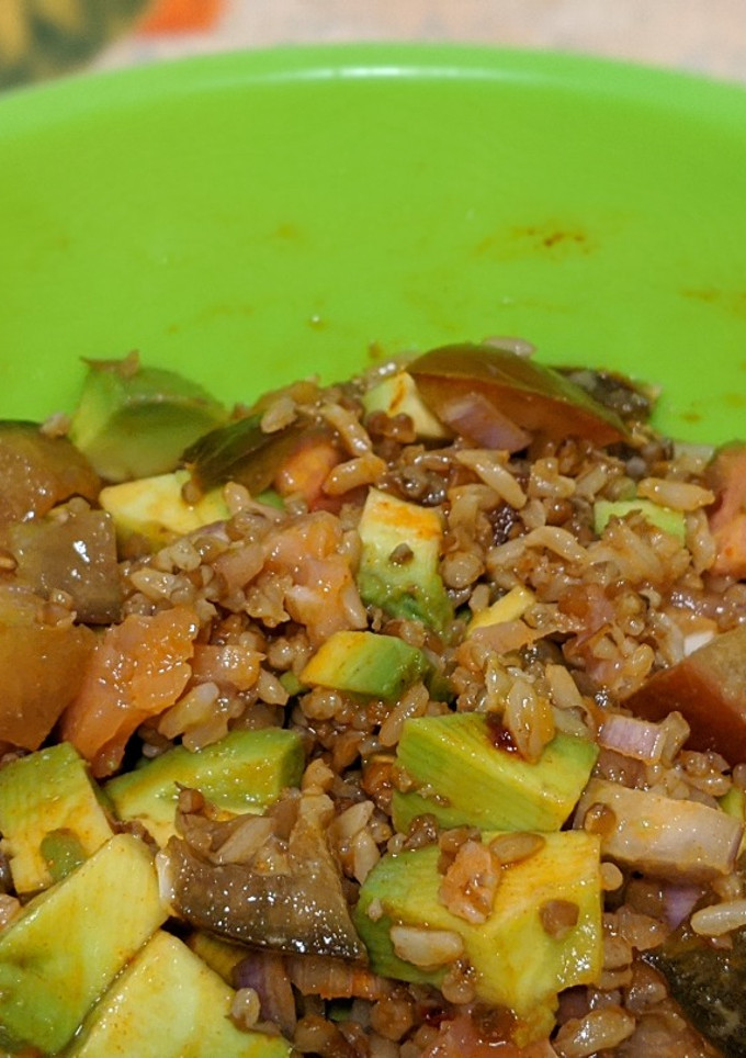 Una foto de Ensalada de granos con salmón y aguacate
