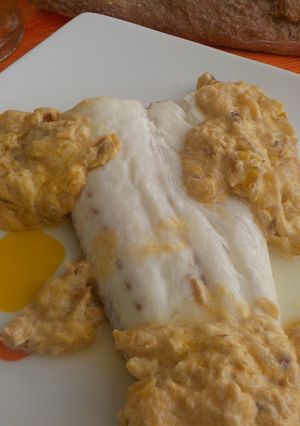 Una foto de Merluza al limón al horno con salsa de verduras, cítricos y nata