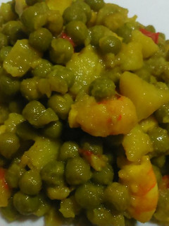 Una foto de Guisantes con patatas y gambas
