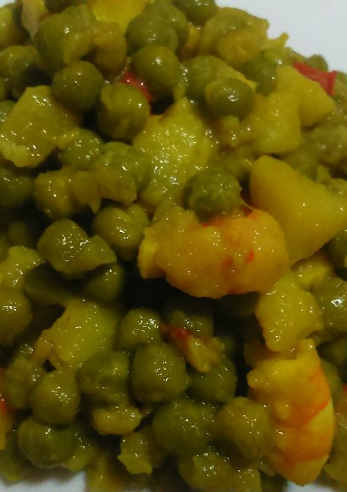 Una foto de Guisantes con patatas y gambas