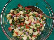 Una foto de pico de gallo con cebolla morada