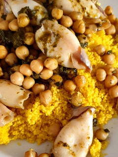 Una foto de Calamares con garbanzos y cous cous