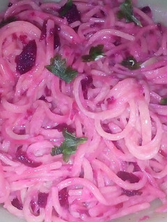Una foto de Fideos con remolacha🍝
