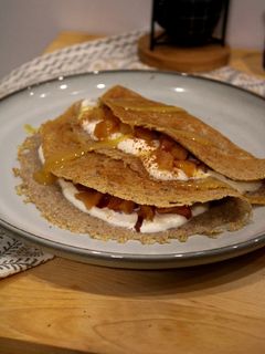 Una foto de Crepes sin gluten, rellenos de yogur griego y manzana