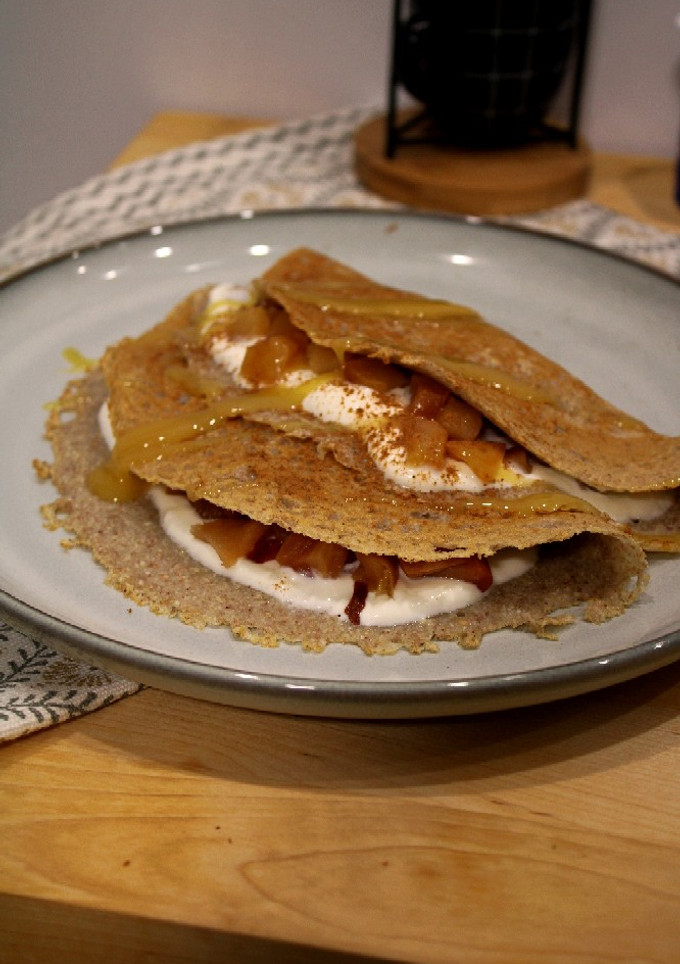 Una foto de Crepes sin gluten, rellenos de yogur griego y manzana