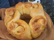 Una foto de torta con levadura fresca