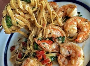 Una foto de Camarones a la Provenzal