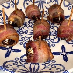 A picture of Dates filled with goat cheese and covered in bacon (easy).