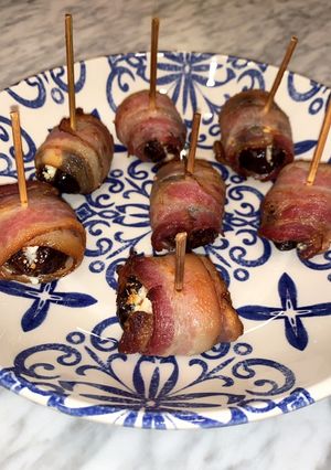 A picture of Dates filled with goat cheese and covered in bacon (easy).