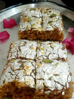 बेसन की बर्फ़ी (Besan ki Burfi recipe in Hindi) रेसिपी मुख्य फोटो