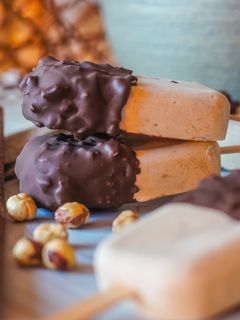 Una foto de Helados de yogur y avellana
