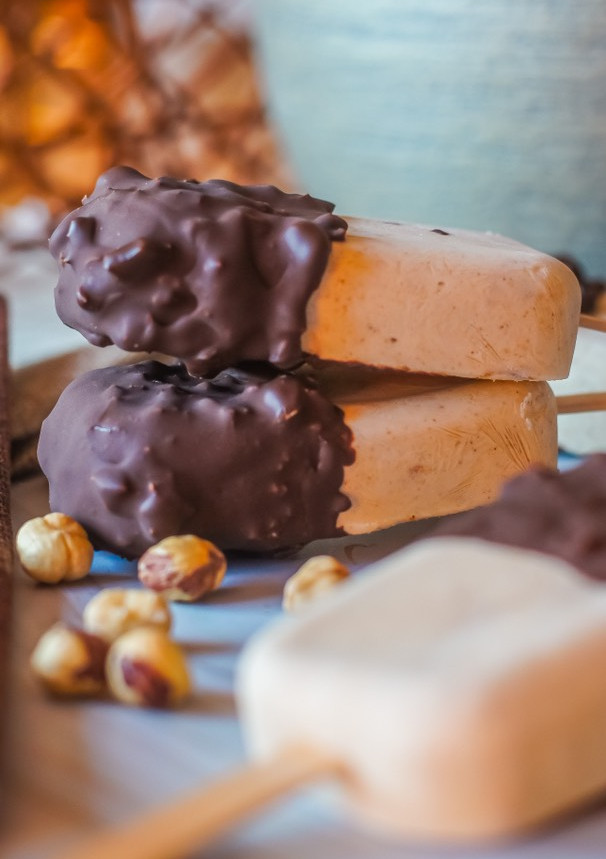 Una foto de Helados de yogur y avellana