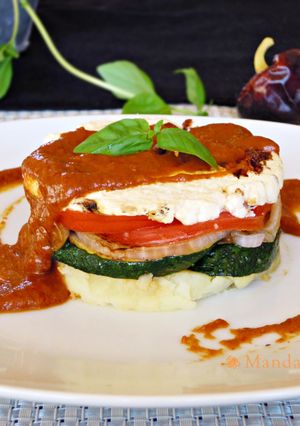 Foto principal de Timbal de verduras y feta con salsa de ñoras