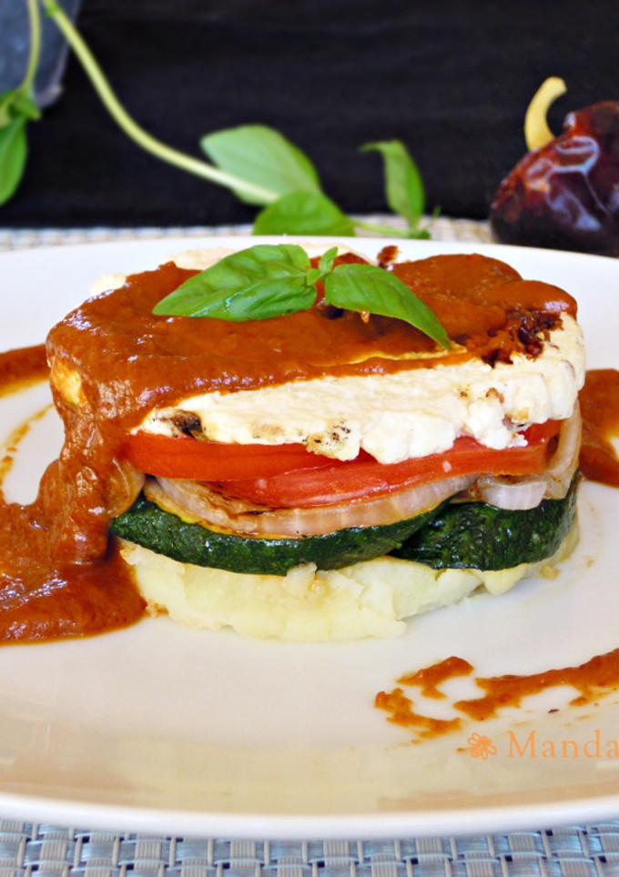 Una foto de Timbal de verduras y feta con salsa de ñoras