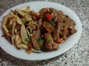 Una foto de wok de cerdo