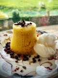 Mug cake de limón con glaseado y helado casero de limón