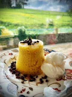 Una foto de Mug cake de limón con glaseado y helado casero de limón