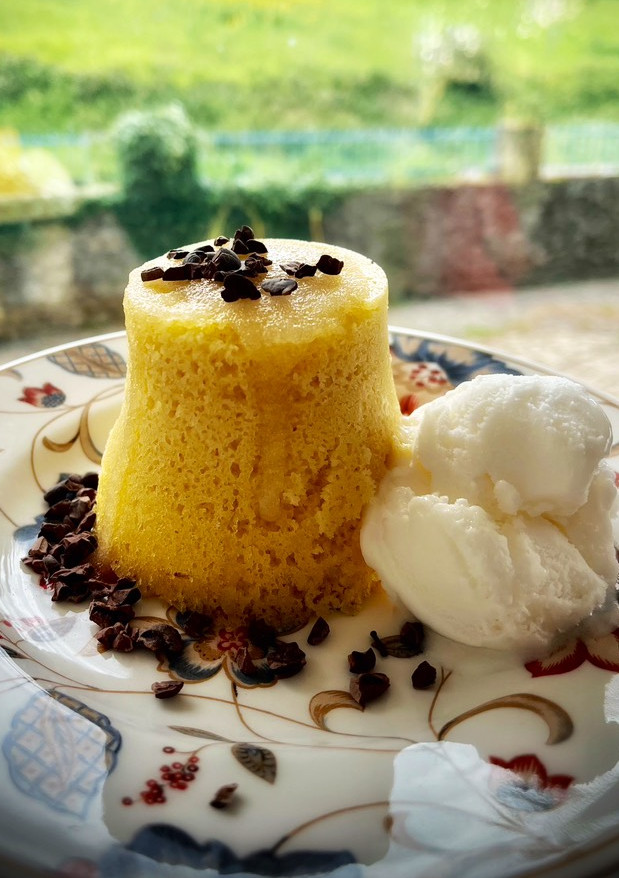 Una foto de Mug cake de limón con glaseado y helado casero de limón