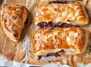 Une photo de Feuilletés crème pâtissière chocolat et cranberries