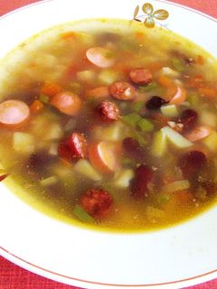 Una foto de Sopa de alubias roja con Frankfurt alemana y chistorra