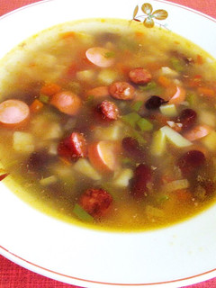 Una foto de Sopa de alubias roja con Frankfurt alemana y chistorra