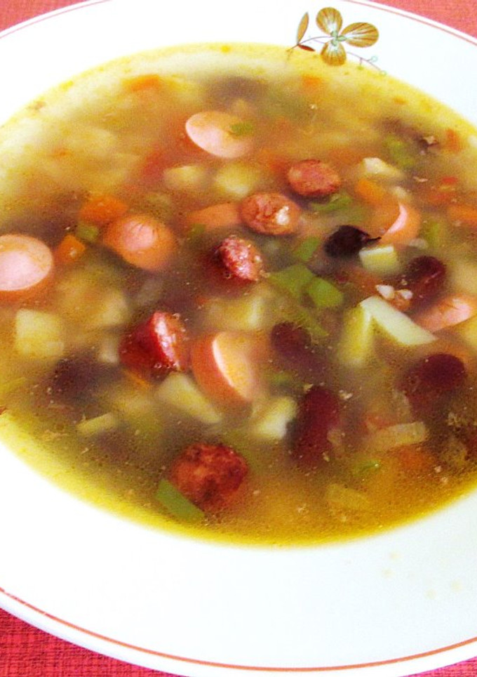 Una foto de Sopa de alubias roja con Frankfurt alemana y chistorra
