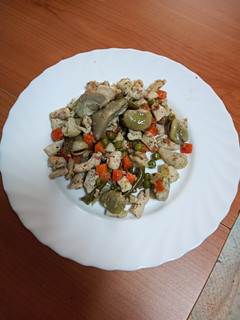 Una foto de Salteado de pollo con menestra de verduras